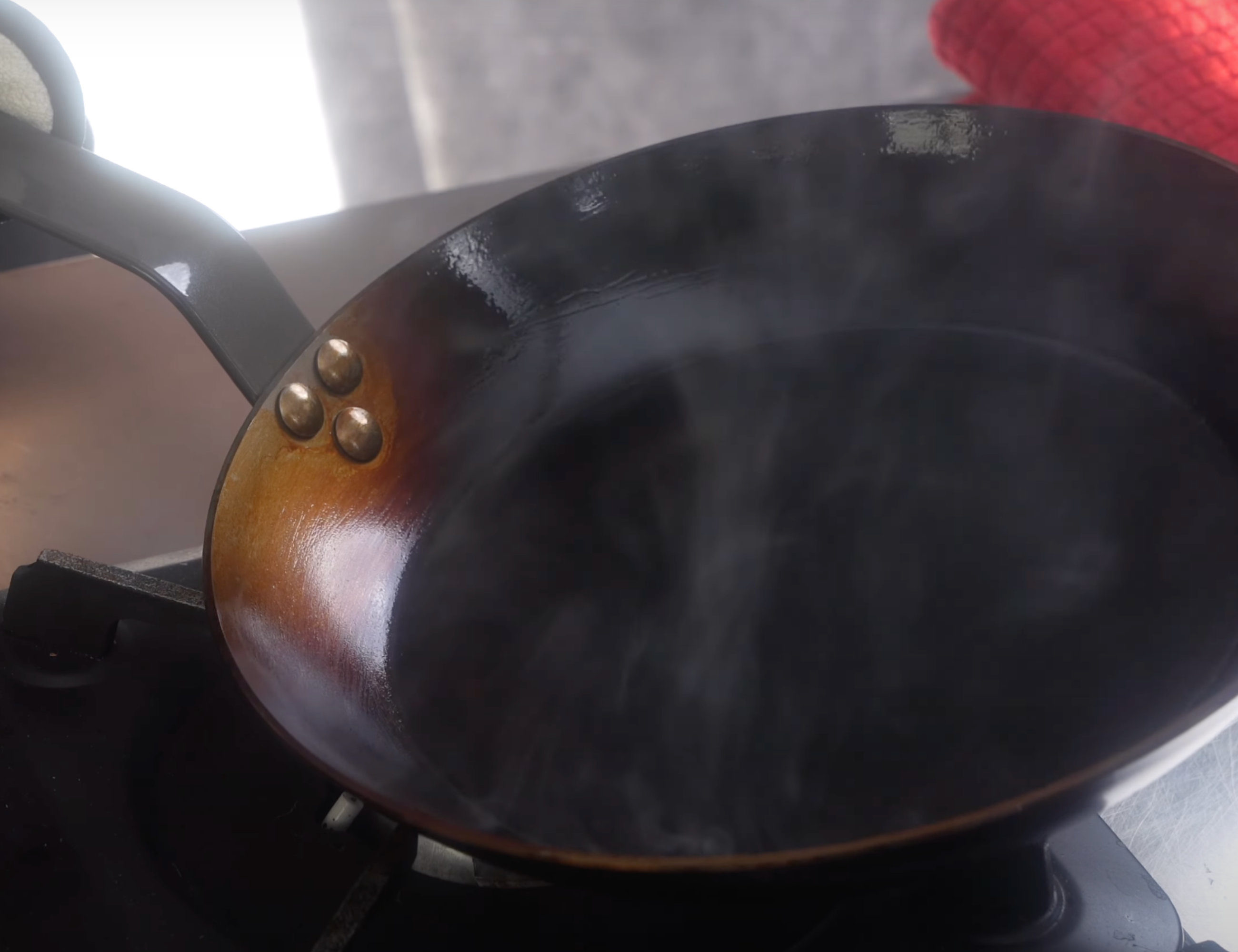 https://www.piattorecipes.com/wp-content/uploads/2022/09/How-to-Season-a-Cast-Iron-Pan-or-Carbon-Steel-Skillet-Finish@2x-2600x2000.jpg